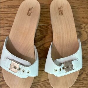 NWT Dr. Scholl’s Classic Size 8 White w/ brass hardware wooden sole SANDALS
